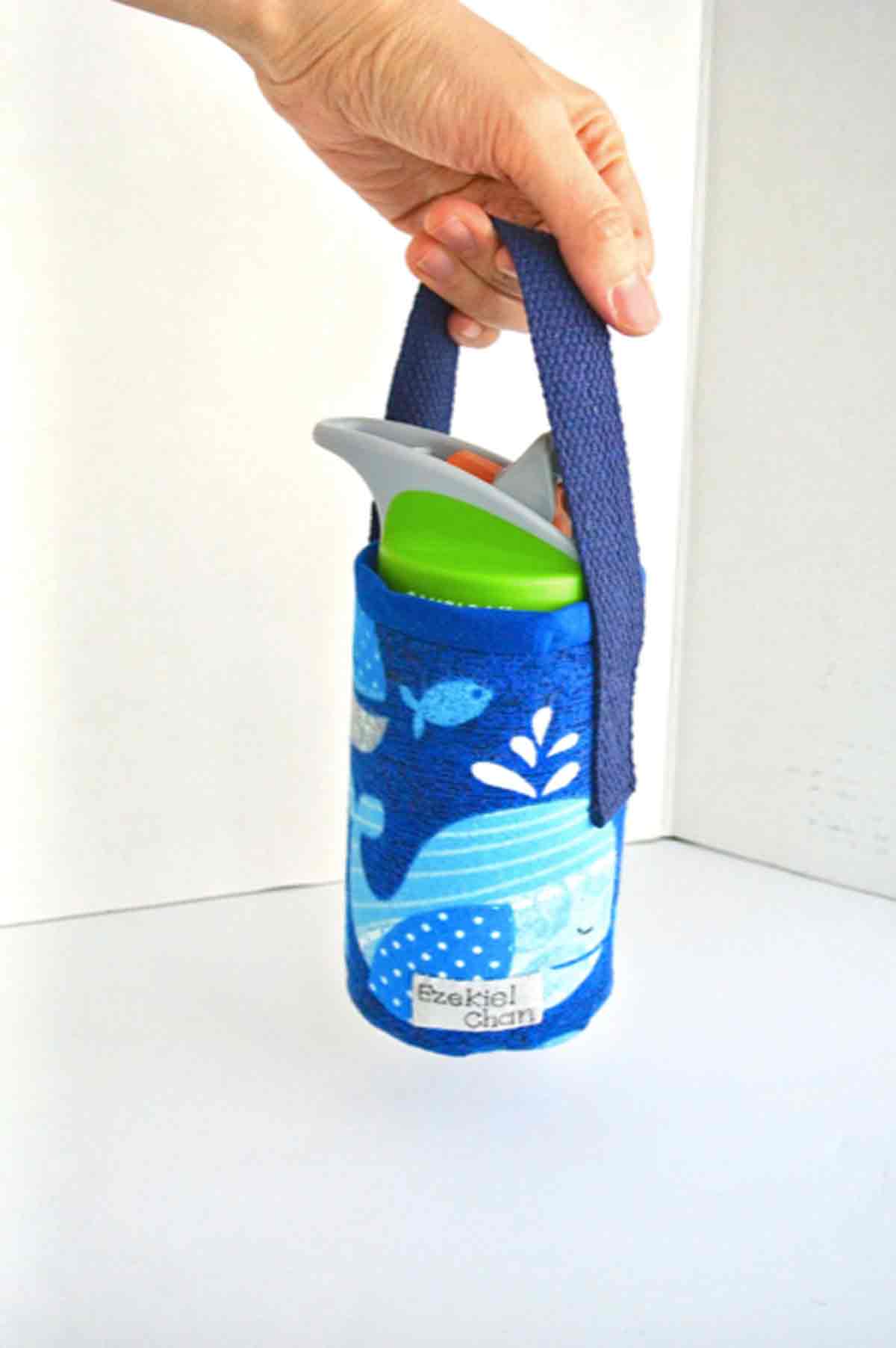 https://mindymakes.com/wp-content/uploads/2020/04/DIY-Insulated-Water-Bottle-Holder-Finished-1.jpg