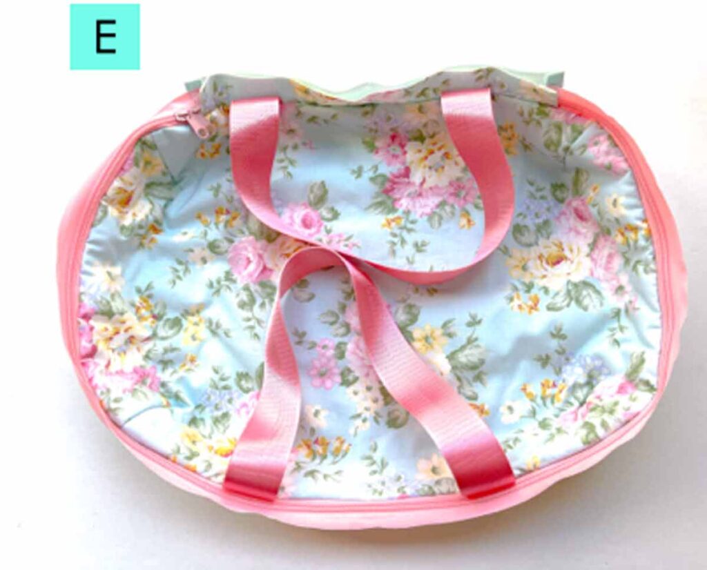 casserole carrier bottom with exterior fabric facing up. casserole carrier pattern