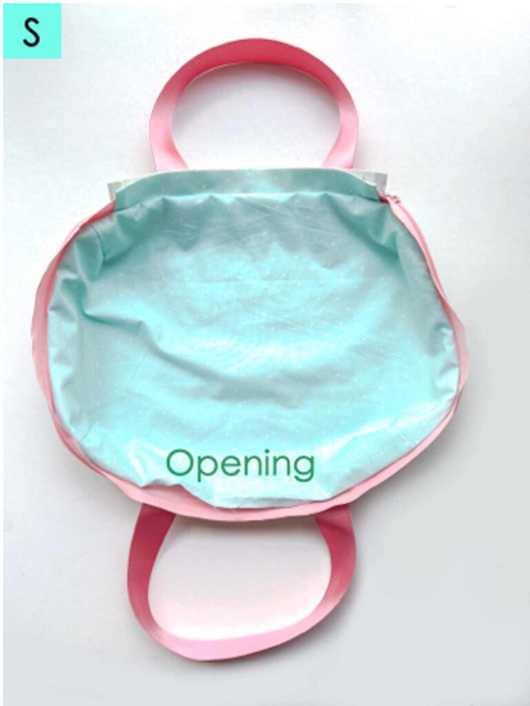 opening on lining side of bottom piece of casserole carrier