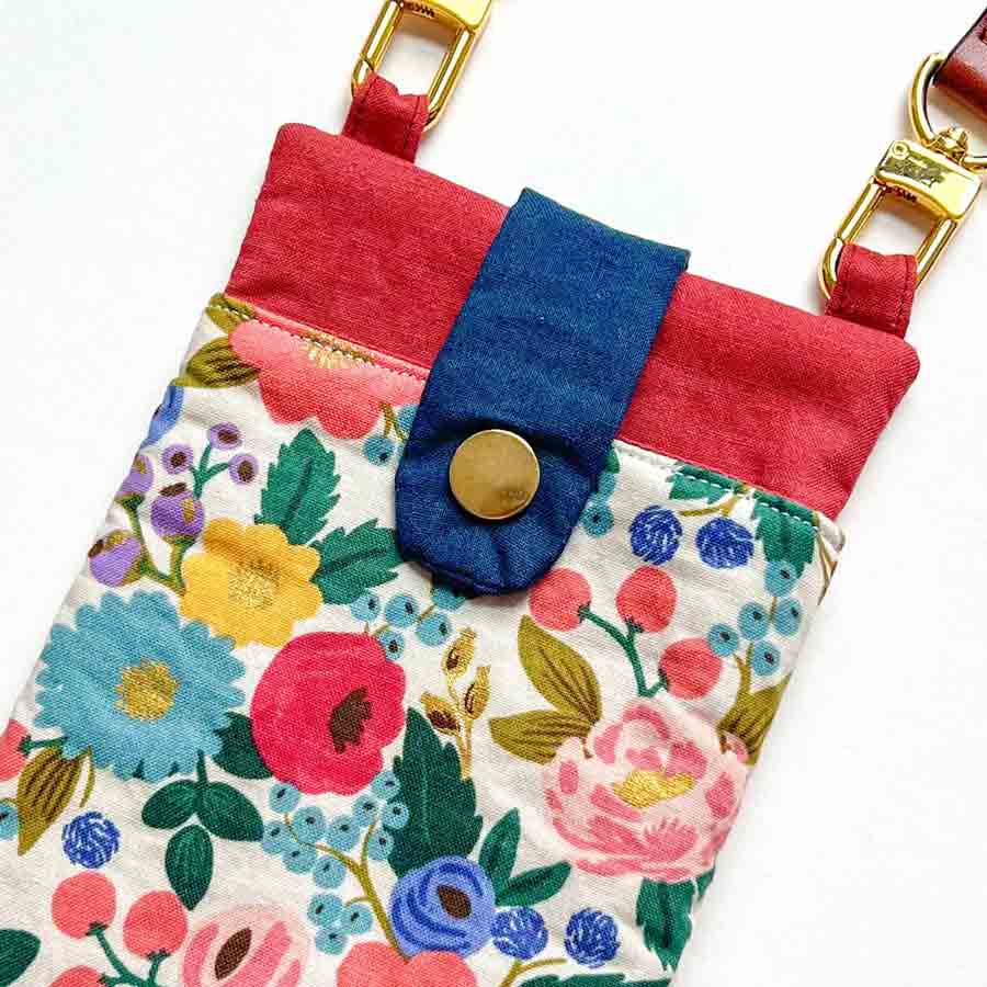 metal snaps topside on a cellphone purse