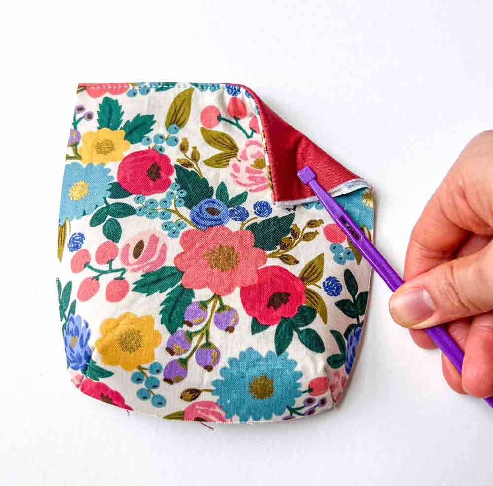 lining view of pocket of crossbody cellphone bag
